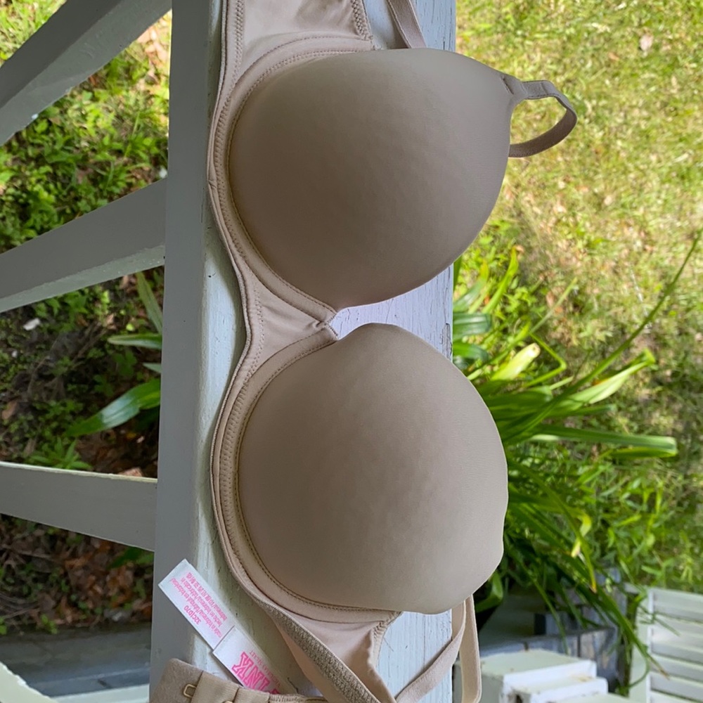 Basic t-shirt bra to hide your tatas. Comfy from VS PINK!!